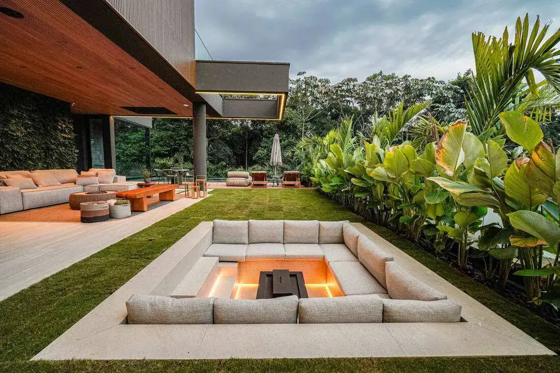 Lounge rebaixado com lareira integrado ao jardim