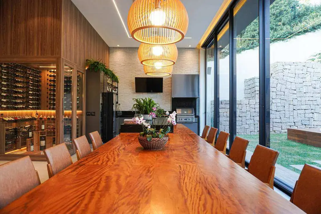 Sala de jantar com adega climatizada em vidro