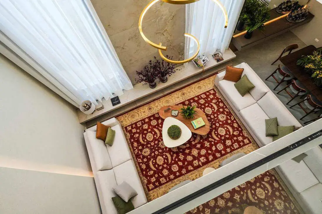 Vista superior do living com lustre dourado